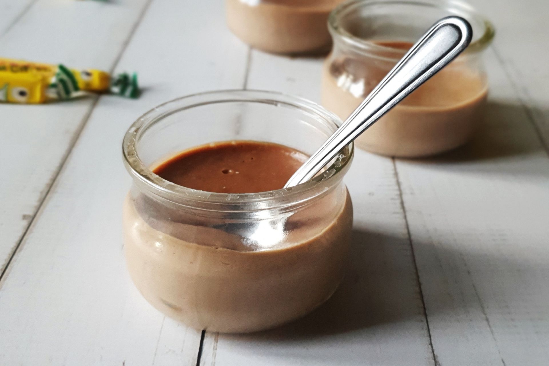 Crème carambar caramel dans un pot en verre