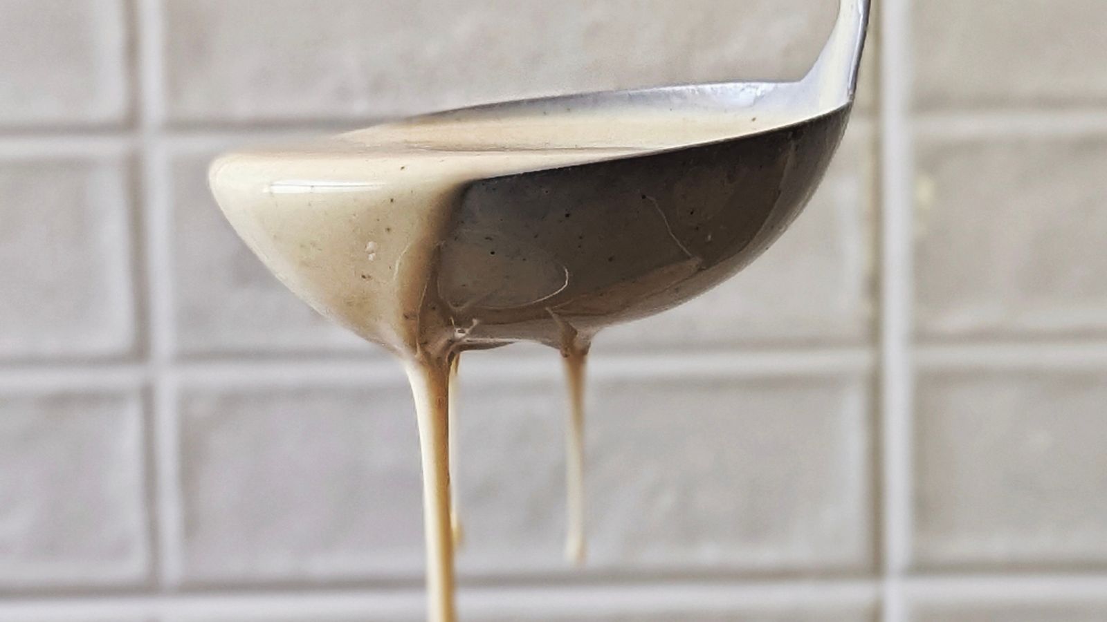 Pâte à crêpes sans grumeaux dans une louche